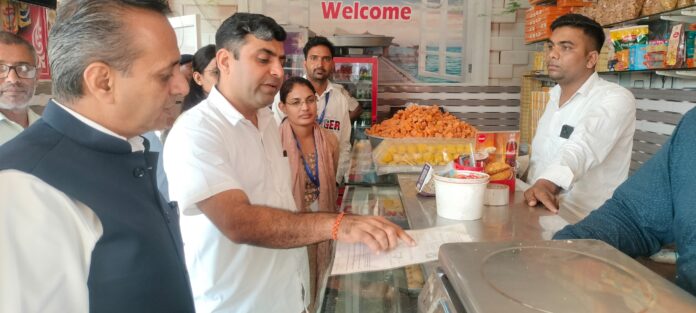 780 तिजारा में मिठाई की दुकान का निरीक्षण करते