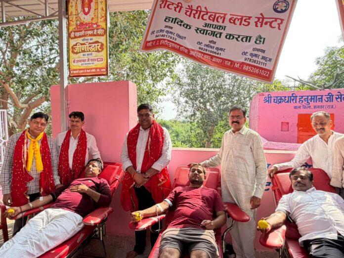 रक्तदान शिविर में रक्तवीरों का उत्साहवर्धन करते वन एवं पर्यावरण राज्यमंत्री संजय शर्मा