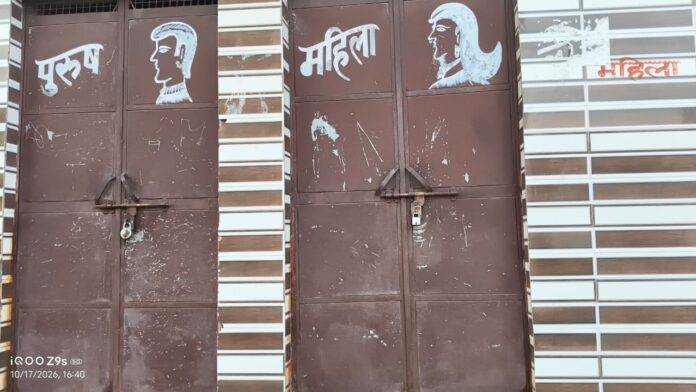 लवर सेंट्रल कोऑपरेटिव बैंक के पास बना सामुदायिक शौचालय