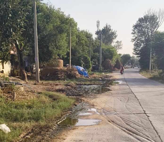 पानी जमा होने से वाहन चालकों को परेशानी