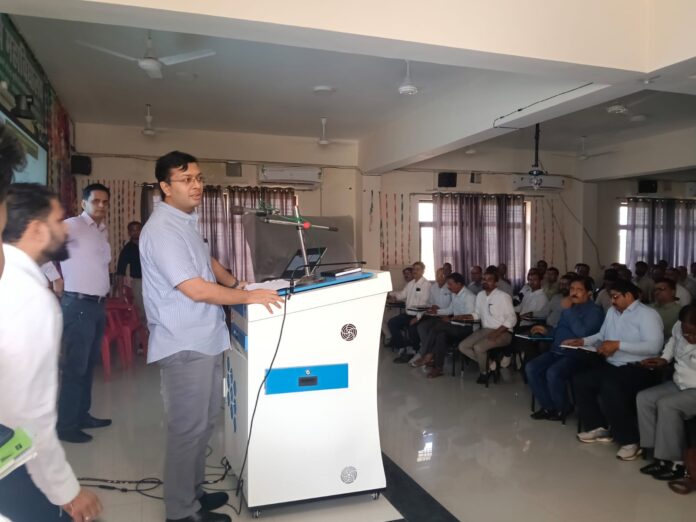 आवश्यक दिशा निर्देश देते कलेक्टर अतुल प्रकाश