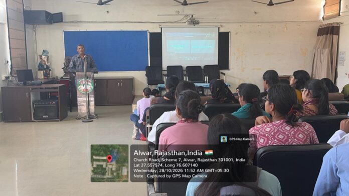 छात्राओं को शोध और इंटर्नशिप के अवसरों की जानकारी दी गई