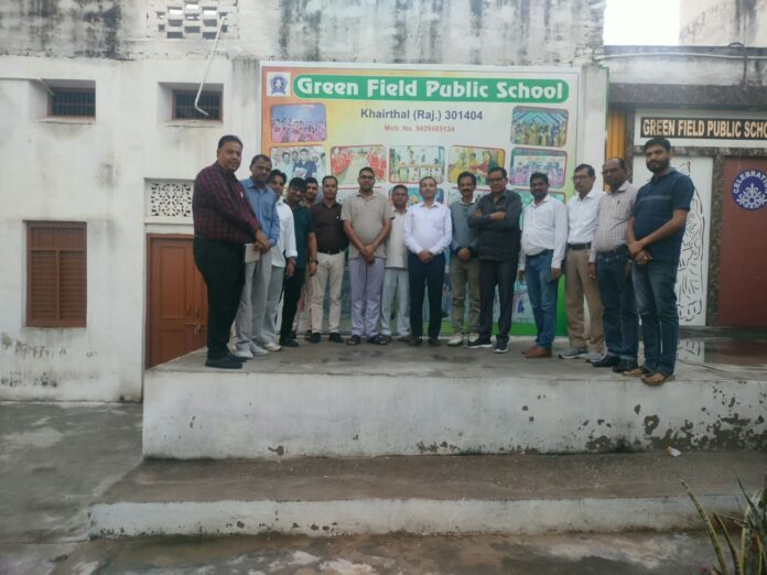 बैठक में मौजूद पदाधिकारी एवं विद्यालय संचालक