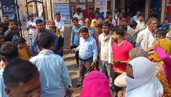 विरोध प्रदर्शन करतीं महिला दुकानदार