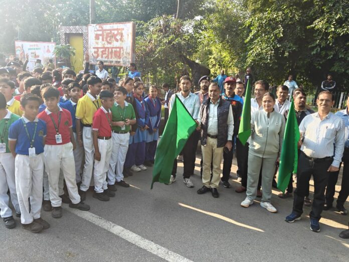 848 रन फॉर यूनिटी को हरी झंडी दिखाकर रवाना करते अतिथि