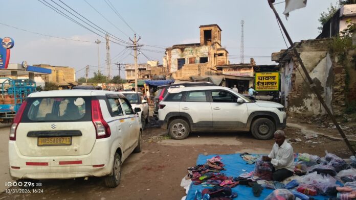 बेतरतीब पार्किंग से जाम का झंझट